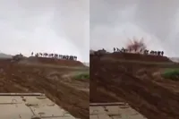 Chinese tankshow loopt nét even anders: rookgranaat vol richting hoge piefen