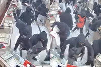 Binnen 60 seconden voor 1,7 miljoen dollar buit: zo verliep deze bizarre smash-and-grab-juweliersroof