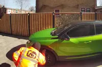 Auto verwoest door brandstichting in Sneek, verdachte met opvallende jas op beeld