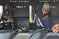 Chauffeur denkt even z'n telefoon te checken… paar seconden later stuiter hij heel de cabine door