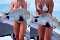 Ze vangt een prachtige vis, maar kijkers kan zich maar lastig concentreren