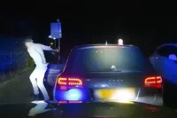 Achtervolging eindigt pas als de bestuurder de auto laat staan en rennend probeert te ontsnappen