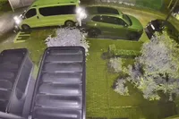 Best raar: Vrouw op motorkap van busje, busje knalt op nieuwe auto