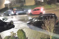 Bestuurder knalt op geparkeerde auto’s in Enschede en rijdt gewoon door