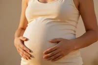 Britse vrouw heeft seks met tweelingbroers en raakt zwanger… maar niemand weet wie de vader is