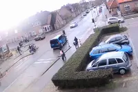 Busje in Almelo wil naar links, gaat naar links en uiteindelijk wordt fatbiker aangereden