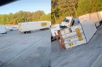 Chauffeur kan zijn baas bellen met de mededeling dat de aanhanger op z'n kant ligt