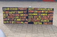 Hannes protesteert tegen Johan Derksen