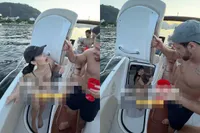 Leuk feestje op een boot, maar dame op toilet zorgt ervoor dat video viraal gaat