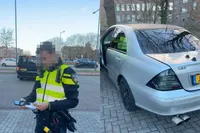 Man wil niet dat zijn Mercedes ingenomen wordt en doet moeilijk tegen de politie