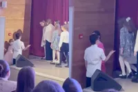 Niemand wil hulp van deze jongen, hoe zou dat nou komen?