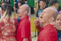 Opa wil nog even ouderwets genieten, maar zijn vrouw steekt daar een stokje voor