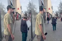 Straatzanger krijgt niet wat je noemt een warm welkom