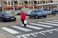 Wegpiraat scheurt langs zebrapad in Emmeloord en mist winkelende vrouw op een haar na