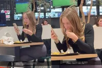 Ze eet een kipnugget en iedereen wil trouwen