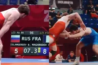 Worstelaar staat 3 punten achter met nog 7 seconden op EK… haalt dan een bizarre Mortal Kombat-achtige move uit