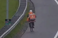 Kan natuurlijk ook: Maaltijdbezorger gebruikt vluchtstrook op A16 bij Kralingen
