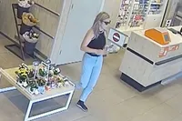 Blondje kijkt pincode af en plundert rekening van 81-jarige man