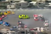 Big One: megacrash tijdens NASCAR-race met meer dan 25 auto’s betrokken bij kettingbotsing op Talladega