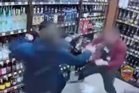 Slijterij in Moskou verandert in slagveld: medewerker slaat klanten en schiet met traangaswapen