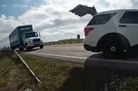 Gast steelt truck vol bier en probeert agent te rammen tijdens wilde achtervolging