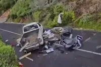 Bizarre beelden: “bakkie” stort van Zuid-Afrikaanse Misty Cliffs, bestuurder komt akelig goed weg