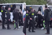 Politie grijpt hard in bij AZC-protest in Den Bosch, social media spreekt van ‘meten met twee maten’