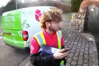 DPD-bezorger leert wijze les over parkeren op de openbare weg op het platteland