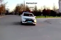 FPV-drone jaagt op politieauto in Kherson: beelden laten niets aan de verbeelding over