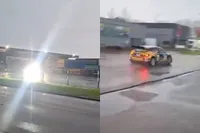 Tijdens Zuiderzeerally in Emmeloord gaat rallywagen de strijd aan met hekwerk en wint