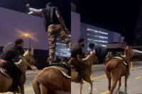 Amateur stuntman dondert van paard in centrum van Charlotte, losgeslagen dier daarna aangereden