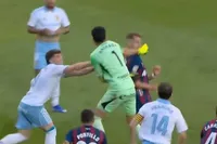 Keeper van Zaragoza door het lint: deelt haymaker uit in degradatiekraker