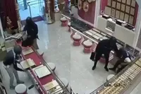 Gewapende bende slaat toe: 15 kilo goud in paar minuten weg bij juwelier in Kuala Lumpur