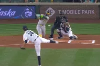 Pitcher Logan Gilbert zorgt voor zeldzaam moment in Major League Baseball: vangt bal met shirt