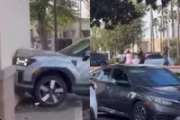 Vrouw draait compleet door bij Starbucks en ramt met auto het pand na ‘verkeerde bestelling’