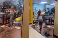 Complete meltdown bij McDonald’s: vrouw sloopt keuken terwijl personeel toekijkt