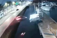 Klapzatte bestuurder eindigt GTA-stijl te water, klimt er zelf weer uit in Veracruz