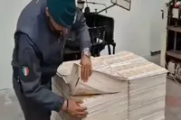 Miljoenen aan valse euro’s in Napels: achter een muur lag gewoon een complete productielijn