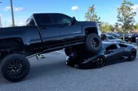 Florida-dingen: Chevrolet Silverado parkeert letterlijk op Lamborghini Huracán in Orlando
