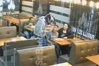 Restaurantgasten in Bogotá grijpen overvaller, wapen gaat af en kogel raakt dader en andere aanwezige