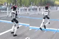 Humanoïde robots gaan de halve marathon rennen in Beijing en deze robot is nu al de meest kansloze