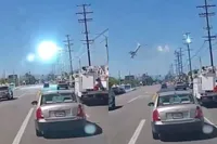 Klein vliegtuig stort neer op parkeerplaats in Los Angeles: 70-jarige piloot in kritieke toestand