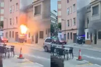 Politiewagen knalt tijdens achtervolging een woning binnen en vliegt in brand in Spanje