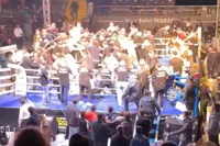Chaos na titelgevecht: boze fans vallen ring binnen na verlies Turkse bokser