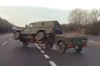 Vrouw snijdt afrit af en veroorzaakt zware crash met militaire Land Rover