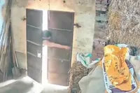 Proberen sleutels achter een deur met een ketting vandaan te vissen