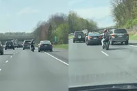 Agressieve bestuurder jaagt op motorrijder... tot hij doorheeft dat de politie alles ziet