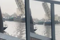 Botsing op de Zaan: twee binnenvaartschepen raken elkaar bij brug in Zaandam