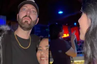 Dronken vrouw denkt Eminem te ontmoeten… is dit misschien de echte Slim Shady?