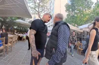 Dutch Travel Maniac opgepakt in Athene na confrontatie met scammer: 26 uur vast en voor de rechter